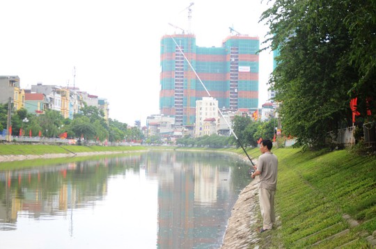
Người dân câu cá trên sông Tô Lịch, khu vực đường Thượng Đình (Thanh Xuân, Hà Nội)
