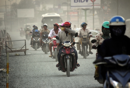 
Hơn 2 tháng nay, đường Kinh Dương Vương (quận Bình Tân, TP HCM) kéo dài hơn 3 km từ vòng xoay Phú Lâm đến vòng xoay An Lạc trở thành tâm của cơn bão bụi khiến ai qua cũng bức xúc
