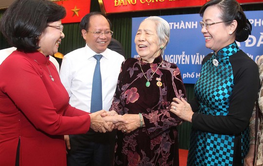 Lãnh đạo TP HCM thăm hỏi bà Mạc Thị Kim Cúc, phu nhân của ông Nguyễn Văn Kỉnh Ảnh: HOÀNG TRIỀU