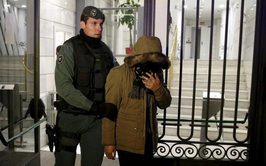 Cảnh sát Tây Ban Nha áp giải một nghi phạm tại trụ sở ICBC Chi nhánh Madrid Ảnh: AP