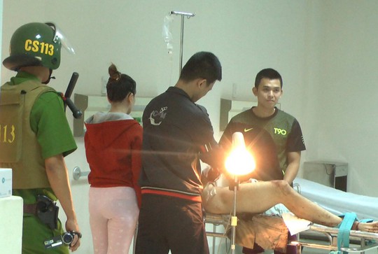 Cảnh sát 113 đưa các đối tượng bị thương trong vụ chém nhau giữa 2 băng nhóm tại Quy Nhơn đến bệnh viện cấp cứu Ảnh: ĐỨC ANH