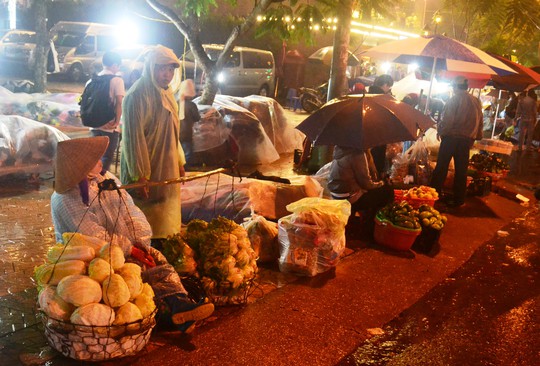 Chợ âm phủ Đà Lạt trong một đêm mưa tháng 7-2016