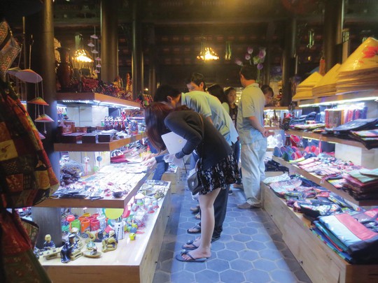 Nét đặc biệt của khu phố đêm Nguyễn Đình Chiểu là các gian hàng thủ công mỹ nghệ bày bán trong các nhà rường cổ xưa Ảnh: QUANG NHẬT