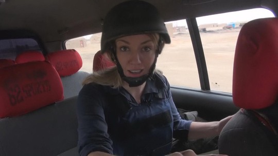 Nữ phóng viên Holly Williams tác nghiệp ở mặt trận Mosul - Iraq tháng 3-2016 Ảnh: CBS NEWS