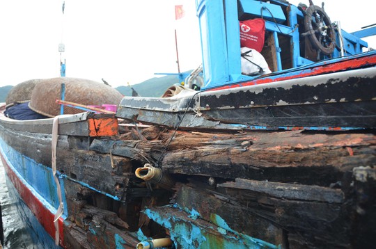 Tàu cá QNg 98459 TS tơi tả sau 2 lần bị tàu Trung Quốc cố tình đâm va Ảnh: BÍCH VÂN