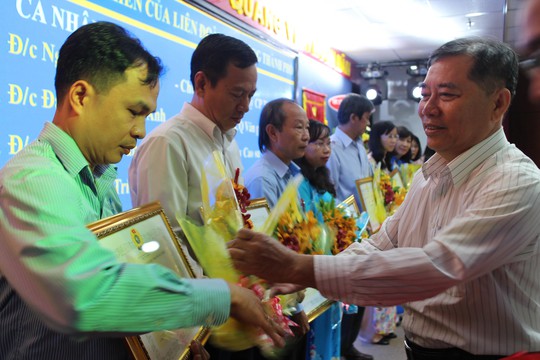 Ông Nguyễn Ngọc Chính, Phó Bí thư Thường trực Đảng ủy Tổng Công ty Công nghiệp Sài Gòn, tặng bằng khen cho các cá nhân tiêu biểu Ảnh: HỒNG ĐÀO