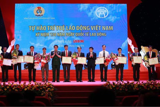 Thượng tướng Lương Cường và ông Bùi Văn Cường trao bằng khen cho các cá nhân và tập thể xuất sắc của chương trình “Tự hào trí tuệ lao động Việt Nam”