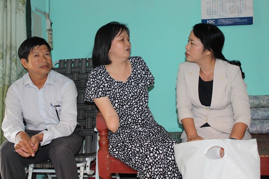 Bà Trần Kim Yến (bìa phải), Chủ tịch LĐLĐ TP HCM, thăm hỏi chị Đặng Thị Yến Ảnh: THANH NGA