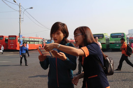 Người lao động tìm hiểu thông tin của chương trình “Tiếp sức người lao động” tại Bến xe Miền Tây