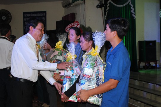 Ông Dương Văn Nhân - Chủ tịch LĐLĐ quận 11, TP HCM - tặng quà cho công nhân