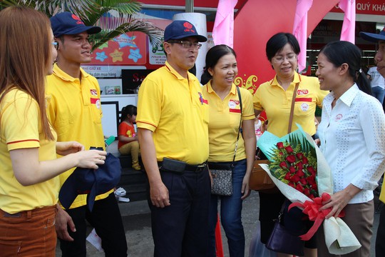 Chị Nguyễn Thị Huyền (bìa phải) trò chuyện cùng công nhân Công ty CP Chế biến Hàng xuất khẩu Cầu Tre