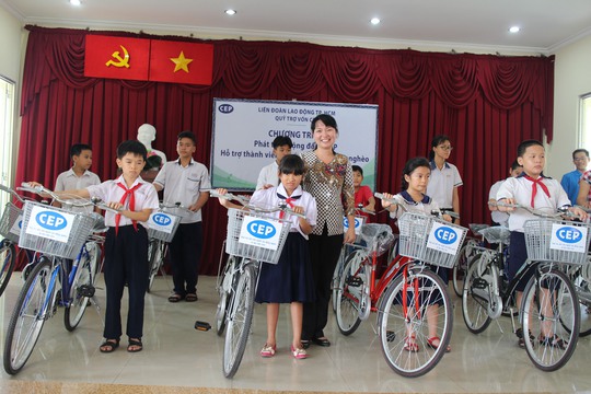 
Bà Đinh Thị Thái Hiền, Trưởng Ban Tổ chức LĐLĐ TP HCM, trao xe đạp của CEP cho con của các thành viên khó khăn

