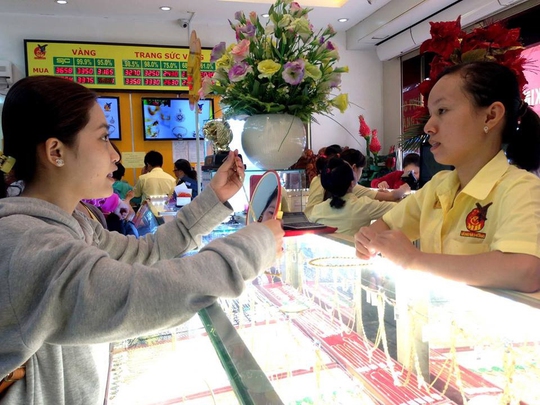 Nhân viên cửa hàng Công ty Mi Hồng (phải) tư vấn cho khách hàng