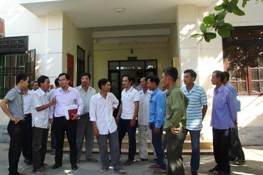 Ông Trương Ngọc Hùng trao đổi với 19 công nhân trong vụ kiện tại phiên tòa sơ thẩm ngày 23-6 Ảnh: LONG HỮU