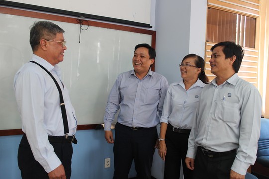 Ông Nguyễn Quốc Dũng (bìa trái) thăm hỏi người lao động của công ty