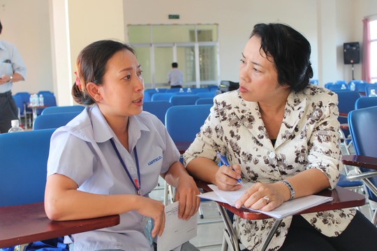 Bà Trần Kim Yến, Chủ tịch LĐLĐ TP HCM, thăm hỏi công nhân khó khăn