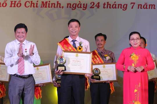 Lãnh đạo UBND TP HCM và LĐLĐ TP trao bằng khen và biểu trưng cho các thủ lĩnh Công đoàn đạt Giải thưởng 28-7 Ảnh: HOÀNG TRIỀU