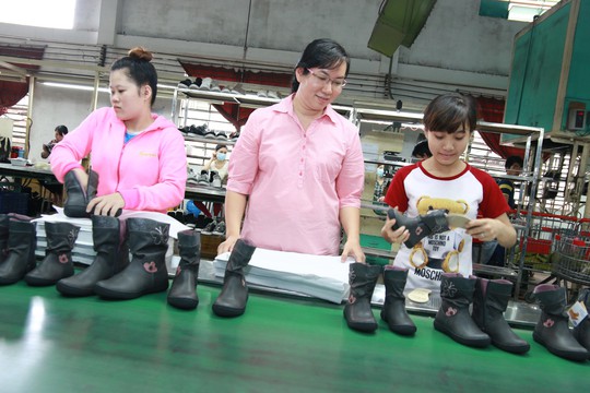 Sự nhạy bén của Công đoàn cơ sở và tấm lòng của chủ doanh nghiệp giúp đời sống công nhân Công ty TNHH Giày da Vĩnh Phong không ngừng cải thiện Ảnh: TRỰC NGÔN