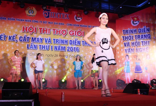 Các mẫu thời trang được trình diễn tại hội thi do Công đoàn Công ty Dệt may Gia Định tổ chức