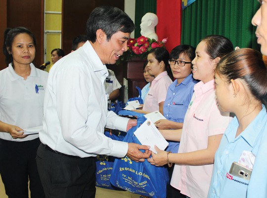 Ông Nguyễn Văn Khải, Phó Chủ tịch Thường trực LĐLĐ TP HCM, trao quà cho công nhân
