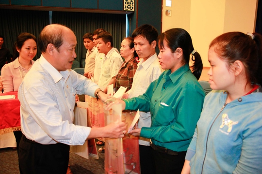 Tặng quà cho công nhân bị bệnh hiểm nghèo trong chương trình “Cùng công nhân vượt khó” Ảnh: hoàng triều