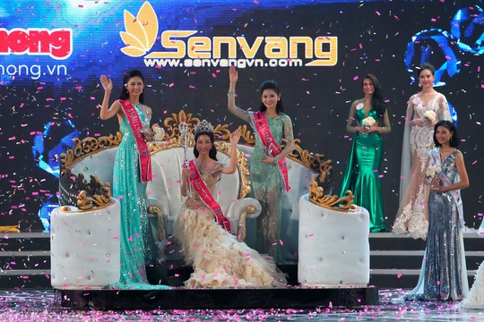 Hoa hậu Đỗ Mỹ Linh (giữa) và 2 Á hậu Ảnh: HOÀNG TRIỀU