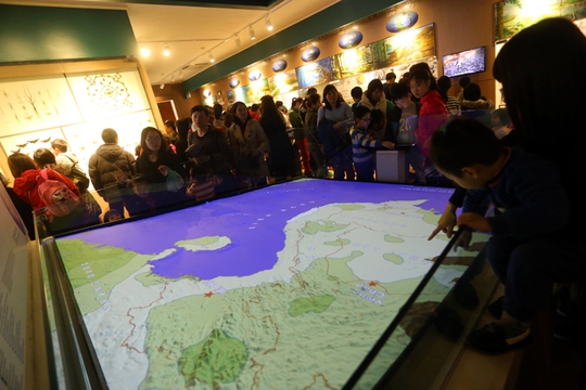 Rất đông người đứng xem bản đồ Việt Nam