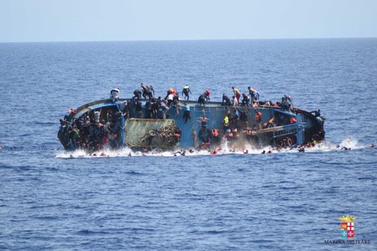Hằng ngày vẫn có hàng ngàn người di cư liều chết vượt biển đến châu Âu Ảnh: EPA