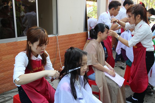 Nhiều chị em tranh thủ cắt tóc miễn phí