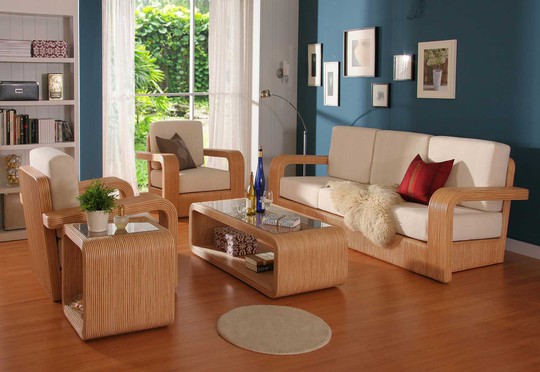 
Không cứng nhắc với các kiểu thiết kế cổ điển, ghế sofa với thiết kế vân gỗ đẹp mắt cùng các đường cong mềm mại tạo cảm giác thoáng mát cho không gian. Gam màu trung tính của màu gỗ và màu nệm sofa càng giúp không gian trở nên nhẹ nhàng.
