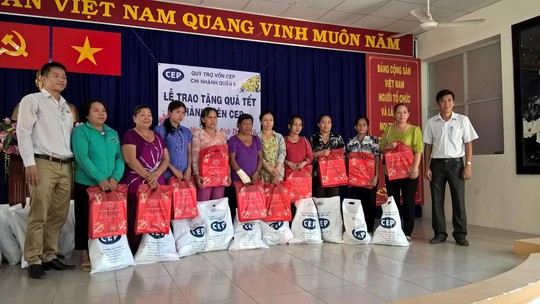 Đại diện chi nhánh CEP quận 9 (bìa trái) tặng quà Tết cho thành viên khó khăn