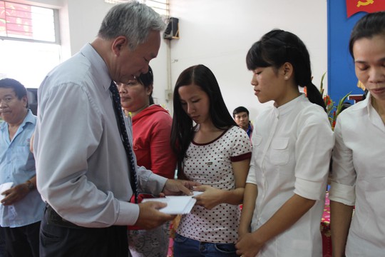 Ông Phạm Mạnh Tiến, Phó Chủ tịch Công đoàn Tổng Công ty Thương mại Sài Gòn, trao tiền hỗ trợ công nhân khó khăn trong dịp Tết Bính Thân