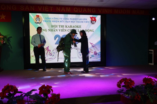 Thí sinh tham gia hội thi karaoke CNVC-LĐ do Công đoàn Tổng Công ty Công nghiệp Sài Gòn tổ chức Ảnh: Hồng Đào