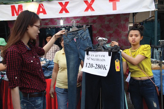 Công nhân mua hàng giảm giá tại Ngày hội người lao động Giditex đón Xuân