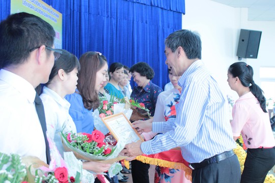 Ông Nguyễn Văn Khải, Phó Chủ tịch Thường trực LĐLĐ TP HCM, trao giấy khen cho Công đoàn cơ sở có thành tích tốt