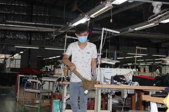 Công nhân Cụm Công nghiệp Thạch Bình làm vệ sinh nhà xưởng, máy móc