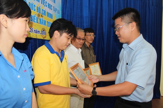 Ông Cao Văn Thăng - Chủ tịch LĐLĐ quận Phú Nhuận, TP HCM - trao giấy khen cho cá nhân điển hình