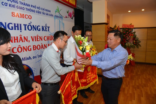Ông Nguyễn Hồng Anh - Bí thư Đảng ủy, Chủ tịch HĐTV SAMCO, trao cờ thi đua cho các tập thể xuất sắc
