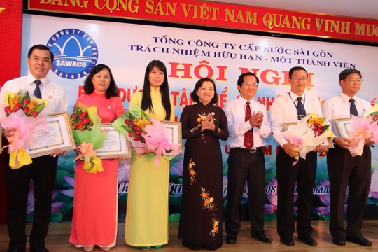 Bà Thân Thị Thư (giữa), Trưởng Ban Tuyên giáo Thành ủy TP HCM, tặng hoa cho các cá nhân điển hình học tập Bác tại SAWACO