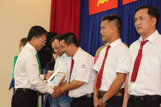 Đại diện Hiệp hội Taxi TP HCM trao giấy khen cho các tài xế tiêu biểu