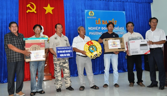Lãnh đạo LĐLĐ tỉnh Khánh Hòa và TP Nha Trang trao tặng trang thiết bị cho Nghiệp đoàn Nghề cá Vĩnh Trường
