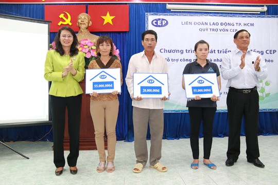 Bà Nguyễn Thị Thu, Phó Chủ tịch UBND TP HCM, và lãnh đạo huyện Nhà Bè trao mái ấm CEP cho các thành viên CEP huyện Nhà Bè