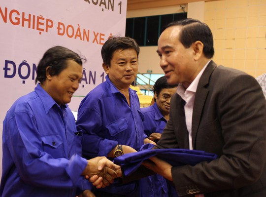 Đại diện Head Honda Sơn Minh tặng áo cho đoàn viên Nghiệp đoàn Xe ôm quận 1, TP HCM