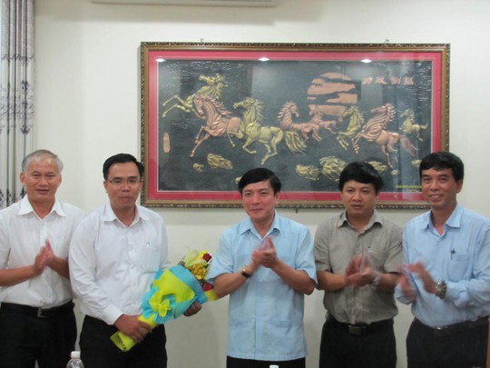 Ông Bùi Văn Cường (giữa) tặng thưởng cho LĐLĐ TP Đà Nẵng