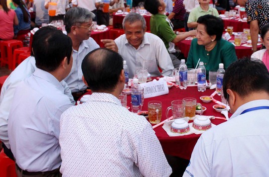 Ông Đặng Ngọc Tùng, nguyên Chủ tịch Tổng LĐLĐ Việt Nam, gặp gỡ cán bộ Công đoàn và doanh nghiệp quận Bình Tân, TP HCM Ảnh: BẠCH ĐẰNG