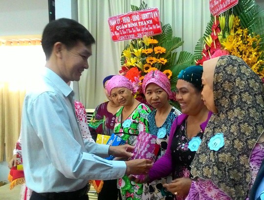Ông Phan Văn Định, Phó Chủ tịch UBND quận Bình Thạnh, trao quà cho CNVC-LĐ người dân tộc thiểu số Ảnh: THANH NGA