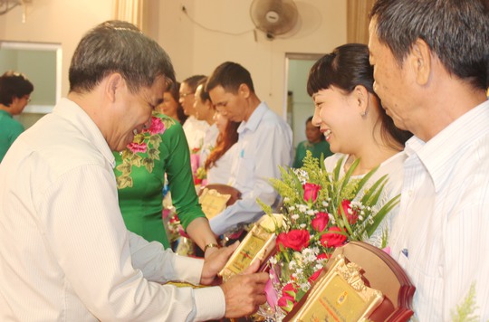 Ông Nguyễn Thành Gia, Chủ nhiệm Ủy ban Kiểm tra LĐLĐ TP, trao biểu trưng cho chủ doanh nghiệp tiêu biểu tại quận Gò Vấp, TP HCM Ảnh: THANH NGA