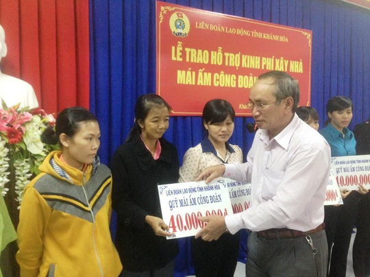 Ông Nguyễn Hòa, Chủ tịch LĐLĐ tỉnh Khánh Hòa, trao kinh phí xây dựng Mái ấm Công đoàn cho các gia đình CNVC-LĐ Ảnh: KỲ NAM