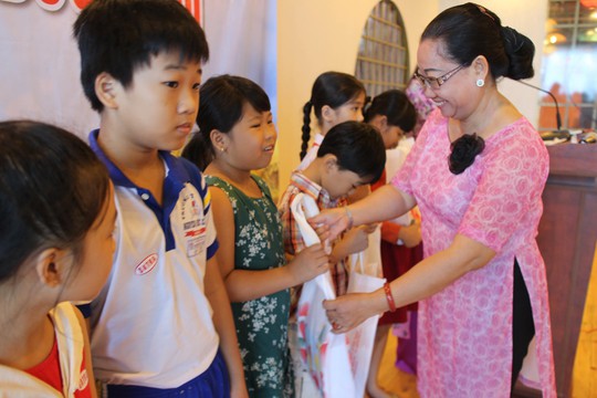 Bà Nguyễn Thị Thu Thảo - Phó Ban Nữ công, LĐLĐ TP HCM - trao học bổng cho con CNVC-LĐ khó khăn