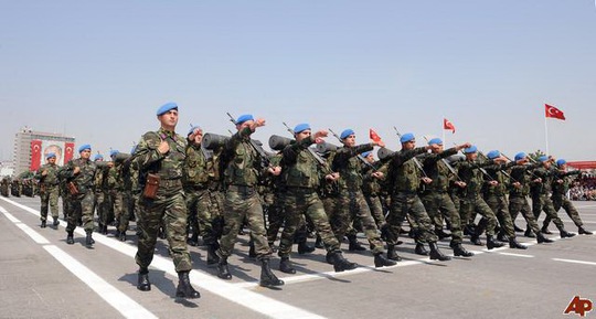 Chuyên gia Nga Alexander Vasilyev nhận định quân đội Thổ Nhĩ Kỳ có đặc điểm sẵn sàng thí quân và chiến đấu trong điều kiện cực kỳ khắc nghiệt Ảnh: VERELQ.AM